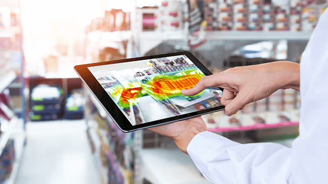 Người vận hành xem phân tích không gian cửa hàng trên tablet — ảnh minh hoạ giải pháp của Hikvision